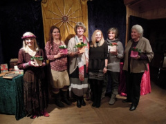 Die Märchenerzählerinnen mit der Vorsitzenden des FöV