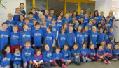 Stolz präsentiert ein Teil der Schüler die neuen Shirts