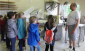 Die 2a auf Entdeckungstour in der Bäckerei Landstorfer