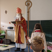 Nikolaus zu Besuch in den Klassen