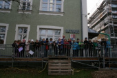 Die 4a vor dem alten und neuen Rathaus