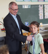 Glückwunsch und Medaille aus den Händen des Fachberaters Herrn Ehrhardt